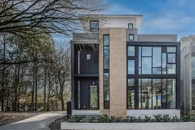 Image de Welcome to Your Modern Retreat in Old Fourth Ward | Rooftop, Fire Pit & Private Yard