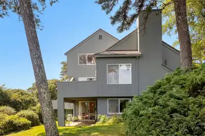 Image de Oak Bluffs Renovated Retreat With Pool, Tennis, and Sengekontacket Pond Access!