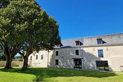 Image de Domaine rénové Chinon avec salle de restaurant, pétanque, piscine, jeux enfants