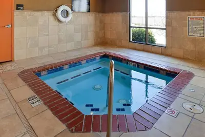 Image de Make Your Trip More Enjoyable! 3 Relaxing Units, Indoor Pool, Pets Allowed!