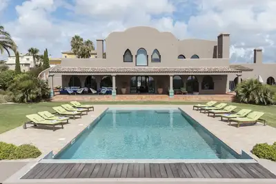 Sunscape Strand Villa by Cadenzalux