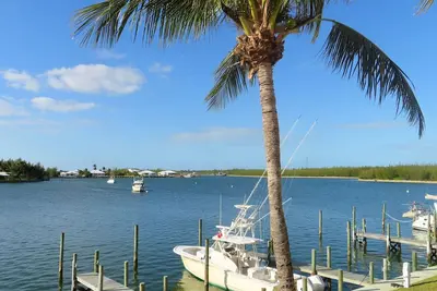 Image de Gorgeous 4-bedroom condo with Canal View and dock slip in Treasure Cay