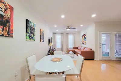 Image de Galleria Luxe Condo - Balcony, Ev Charger, Pool, Gym & Workspace