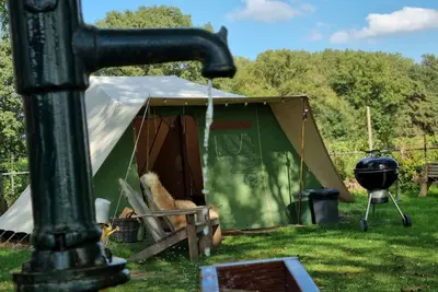 Image de Retro 4-person tent - fully furnished, nostalgic flair.