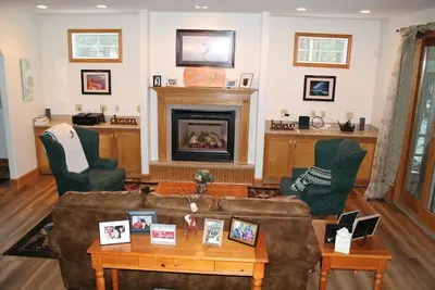 Image de 5-bedroom house in White Mountains with shuttle to Loon and clubhouse access.