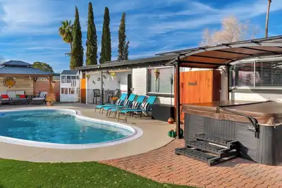 Image de Cozy Desert Oasis with Pool and Hot Tub!