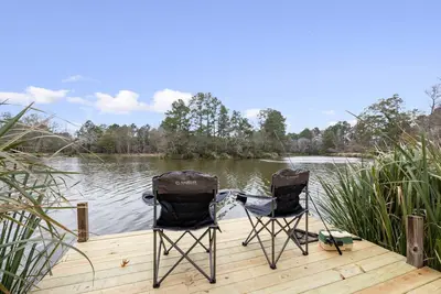Image de Waterfront Lakehouse Sleeps 10 Pet-Friendly Fishing Lake Retreat