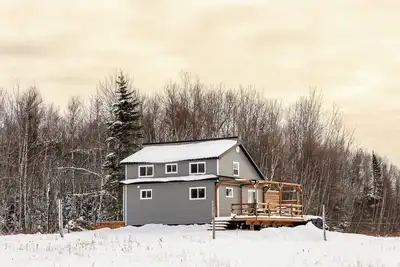 Image de Cozy home, hot tub, pasture views of horses, trails to explore