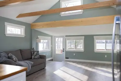 Image de Modern Waterfront Retreat on Hermon Pond – Ac, Chef's Kitchen, Sunsets