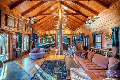 Image de Vibrant Spacious Mountain Estate with Heated Pool & Hot Tub in Suches