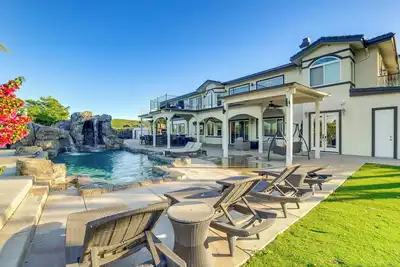 Image de Expansive Riverside Mansion! Luxe, Family Friendly