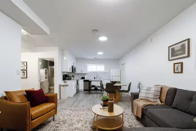 Image de Spacious Private Apartment with King Bed, Full Kitchen and In-Suite Laundry