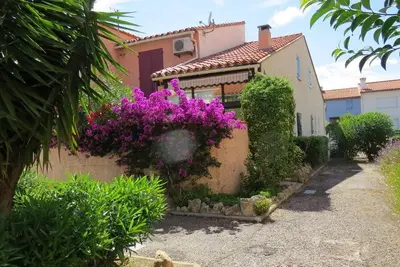 Image de Maison avec Piscine, 500m de la Plage et Proche Centre, Climatisée, Parking Privé, Equipée pour 5 pers.