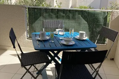 Image de T2 lumineux avec climatisation et parking à 500m plage