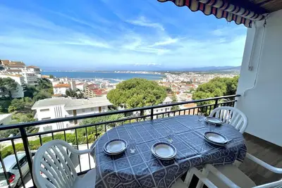 Image de Appartement à Roses avec parking, terrasse et vue mer pour 4 pers, à 600m de la plage