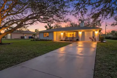 Image de Baycrest Bungalow | Walk to Beaches & Shops on Venice Island