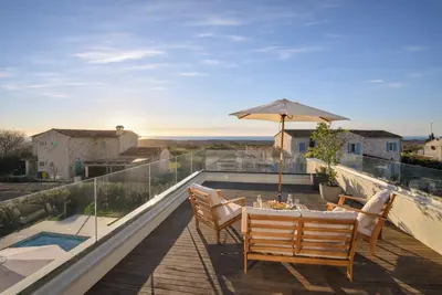 Image de Design Villa  Emily White by Istrabook