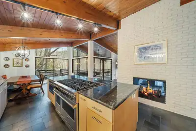 Image de Private Modern Getaway w/ Fireplace, Porch & Deck near Blowing Rock