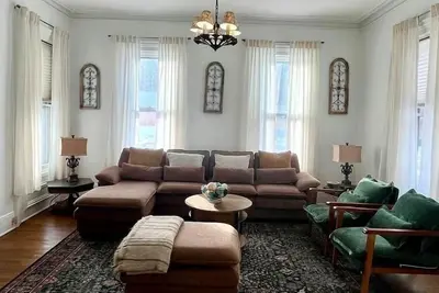 Image de Enjoy 6 comfy beds, a mini‑bar, a classic victrola, and a relaxing clawfoot tub.