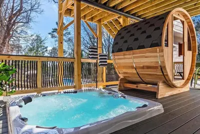 Image de Family Escape• Pool, Hot Tub, Sauna, Speakeasy• Near Truist