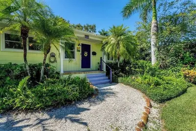 Image de Coastal Canopy: Cocktail Pool & Shady Retro Ranch\n4 bed / 2 bath home