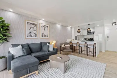 Image de Fully Renovated Exquisite 2bdrm w/parking