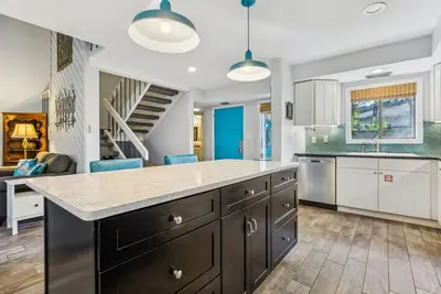 Image de 3035 Sea Marsh: Serene Garden Villa with Outdoor Fire Pit