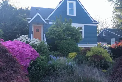 Image de 2 blocks from Lake Washington, 3-bedroom house, on bus line near Link