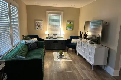 Image de Stylish and comfortable! House close to downtown Akron.