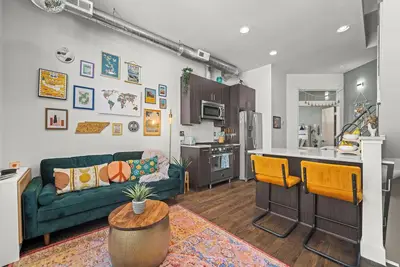 Bright 1br + Office, Attached Garage & Fast WiFi