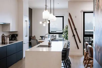 Image de Experience Revelstoke from Four Peaks Penthouse, a bright and modern 3-bedroom mountain escape.