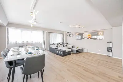 Image de Luxury 3br, 2-shower, 3-toilet! Theater, full kitchen, kids' room& garage. Family-f. . .