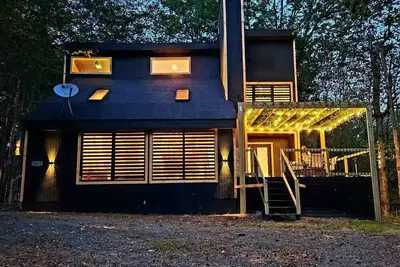 Image de Cabin Retreat | Fire Pit | Lighted Deck | Lake