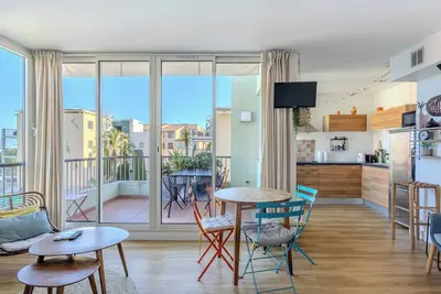 Image de (014) Port Vauban et piscine