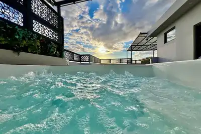 Exquisite Boho Sunset luxury Suite, Jacuzzi + 2Bed