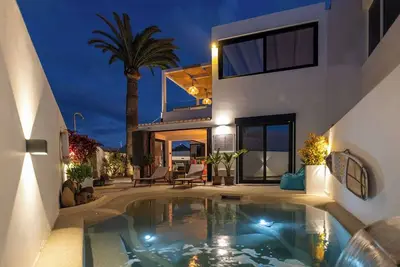 Image de Beach Villa | Heated Pool | Ac | 100\" BenQ | Gas Bbq | King-Size Beds