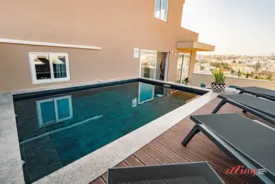 Image de Chic Poolside Apartment in St Julians Malta