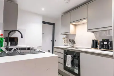 Image de Maison-Moderne-Sdb privée avec baignoire et douche-Vue historique