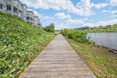 Image de Luxury Riverfront Townhome - Water views from every room