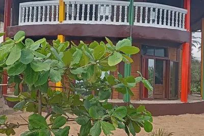 ​Beachfront Villa: 4br Ocean Views & 24/7 Security\n in serene Marshall, Margibi