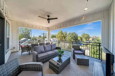 Image de Walk to Food & Fun: Top Floor Patio near Stadiums