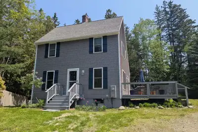 Image de Enjoy the birds from the peaceful deck, kayak nearby, rinse off after Acadia!