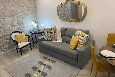 Image de Quaint basement apartment in historic Palermo's high-end shopping & dining area