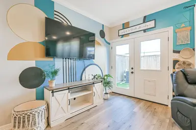 Image de Boutique Artist-Curated Stay 15 min From Downtown. Gated Entry & Jetted Tub.