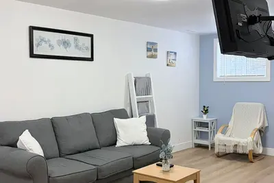 Image de Little Italy spacious basement suite, centrally located
