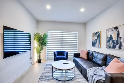 Image de Contemporary 3-Br Getaway in Montréal