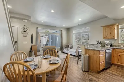 Two Attached Twin Homes - 6 bed 4 Bath - Ev Parking