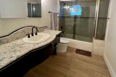 Image de 3bd/3ba + Office Luxury Pool Pet Friendly with a backyard oasis