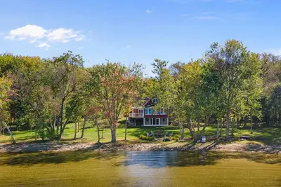 Image de Stunning Lakefront Retreat set on a Private point on North Pond, 9 acres w/beach