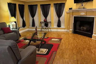 Image de Beautiful, spacious 3br/2. 5 bath home with easy access to shopping and dining